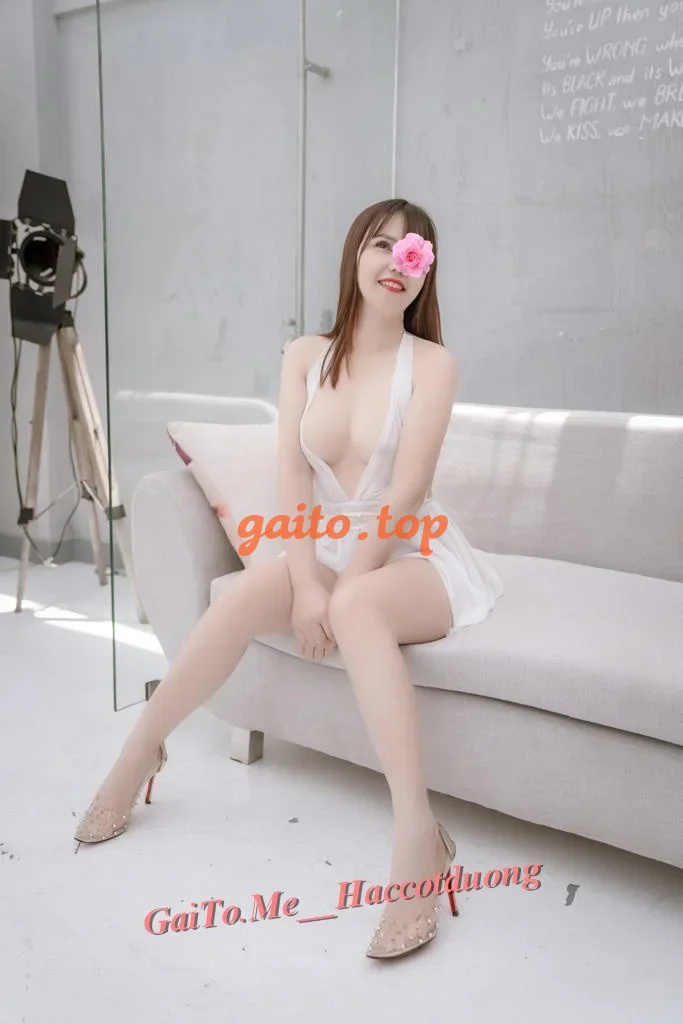 Gái Xinh Linh Chi Khuôn Mặt Đáng Yêu_ Sexy , Tình Cảm Rất Hấp Dẫn