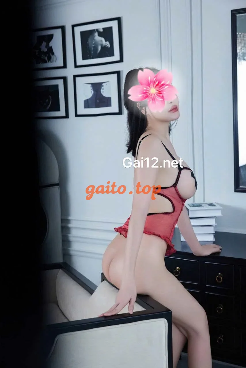 BÉ HOTGRIL VĂN NHI XINH VÚ TO CHÂN DÀI BÚ CU DÂM CHIỀU KHÁCH