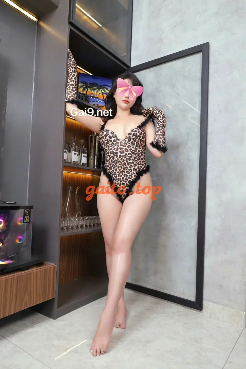 TUYẾT NHI XINH XẮN BÚ LIẾM LÚC CÁN CUỒNG NHIỆT CHIỀU KHÁCH
