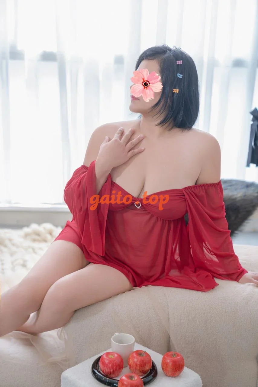YẾN NHI EM GÁI NGOAN HIỀN,PHỤC VỤ NHIỆT TÌNH,BÚ CU MIỆT MÀI