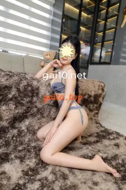 HOT GIRL TIỂU QUYÊN XINH XẮN CHÂN DÀI BÚ CU LÚC CÁN DÂM
