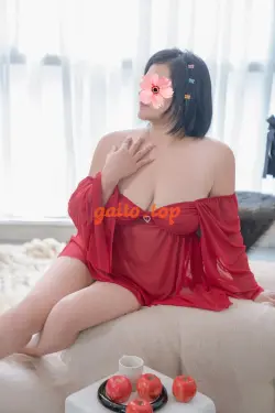 YẾN NHI EM GÁI NGOAN HIỀN,PHỤC VỤ NHIỆT TÌNH,BÚ CU MIỆT MÀI