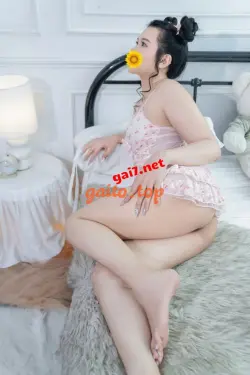 QUỲNH ANH EM GÁI MẶT XINH MÌNH DÂY MỚI VÀO NGHỀ ĐI LÀM