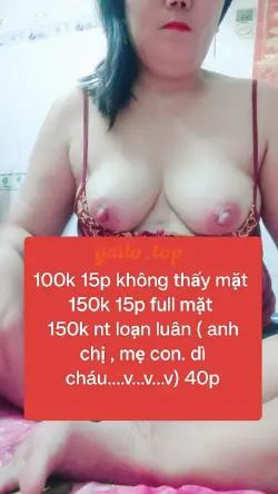 Em thu hàng nhiều nước chiều khách